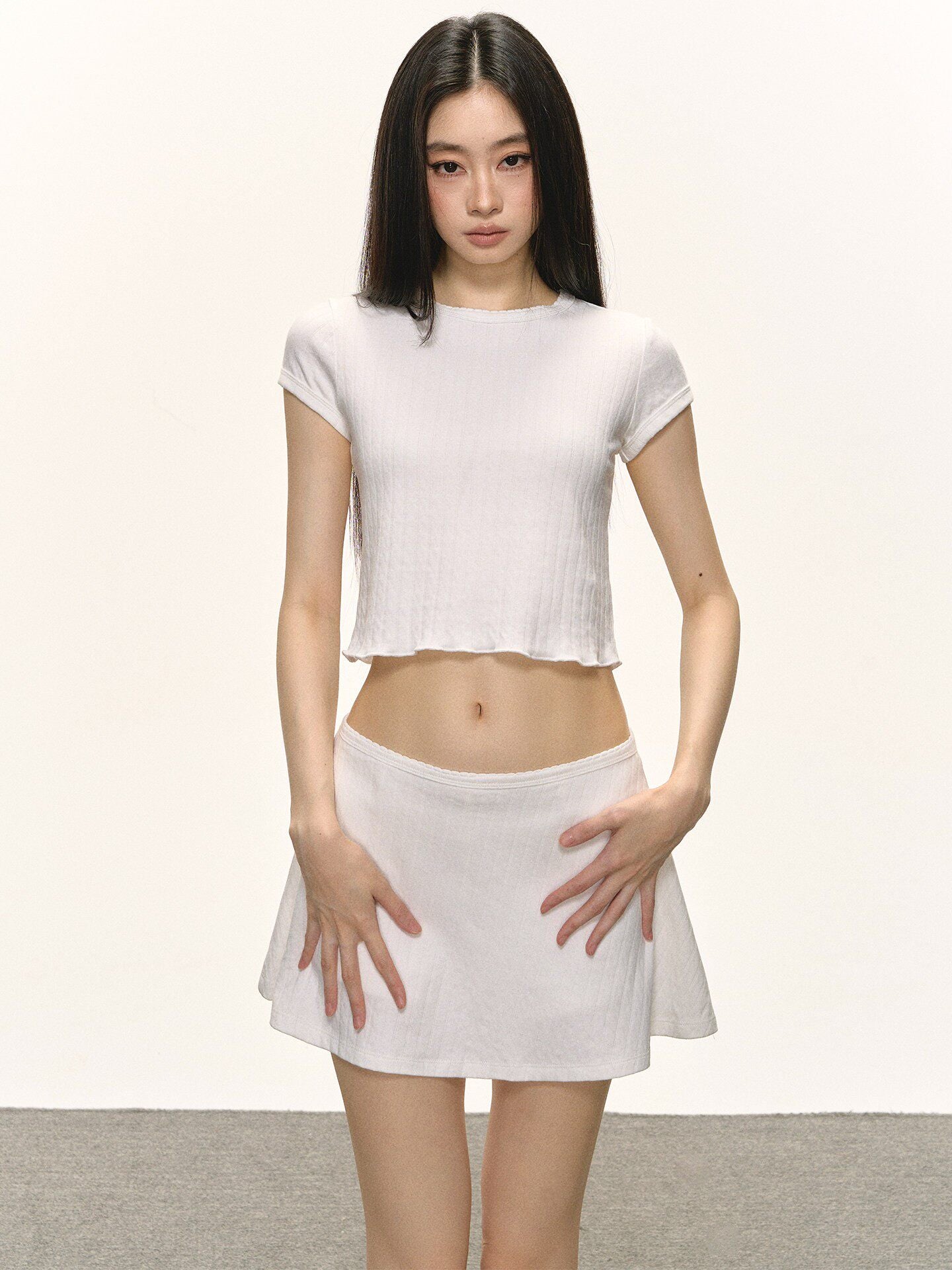 VEYBE Set: Women's Summer Hot Girl White Fungus Edge Cropped Slim Slim Short Sleeve and Shorts Two-Piece Set