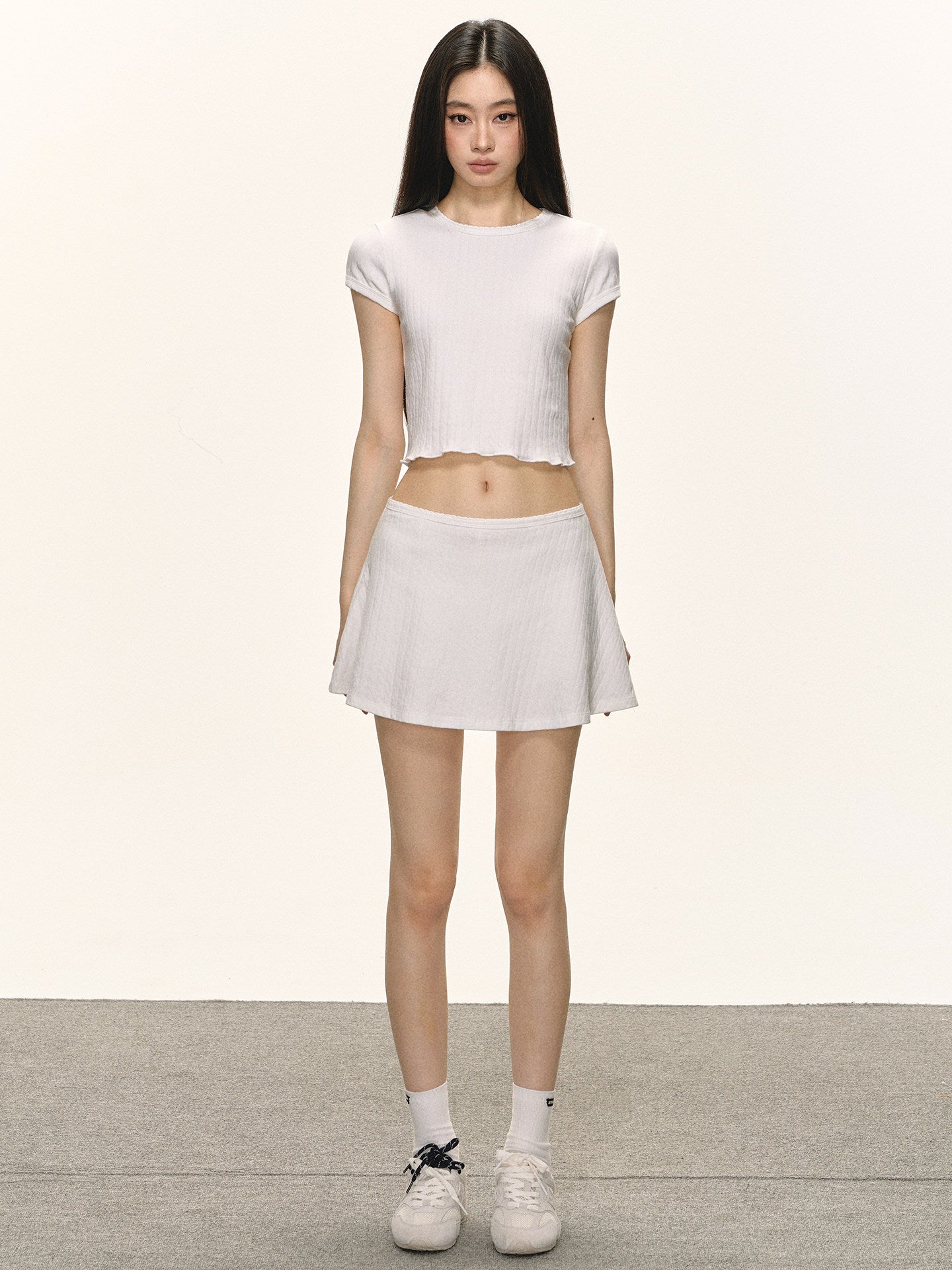 VEYBE Set: Women's Summer Hot Girl White Fungus Edge Cropped Slim Slim Short Sleeve and Shorts Two-Piece Set