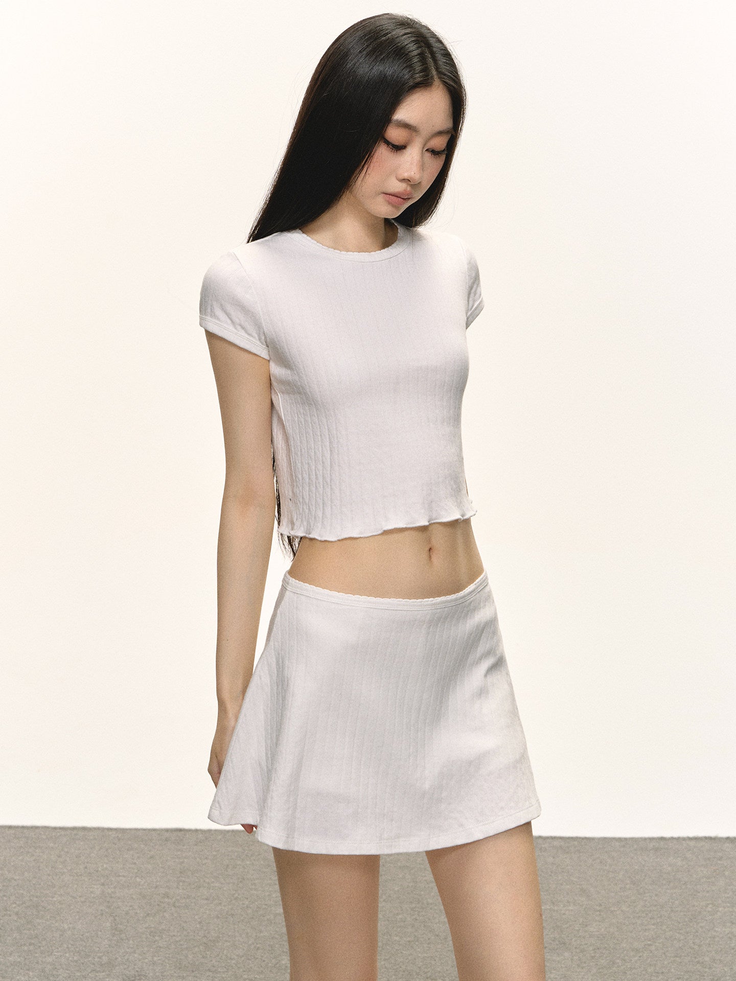 VEYBE Set: Women's Summer Hot Girl White Fungus Edge Cropped Slim Slim Short Sleeve and Shorts Two-Piece Set